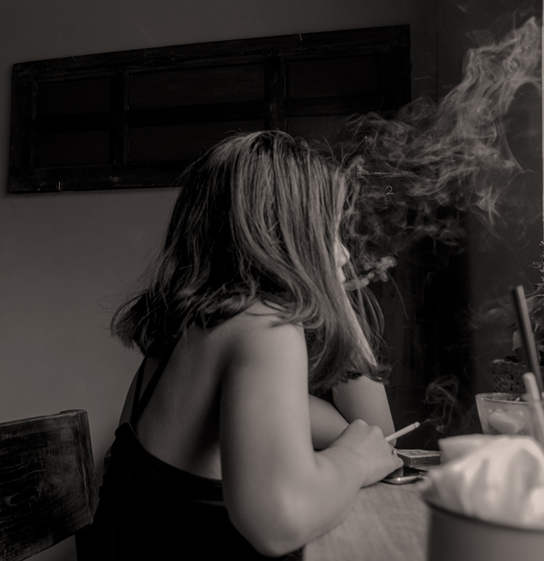 دختردرخال سیگار کشیدن داستان کوتاه اعمال شاقه ترجمه از ترکی