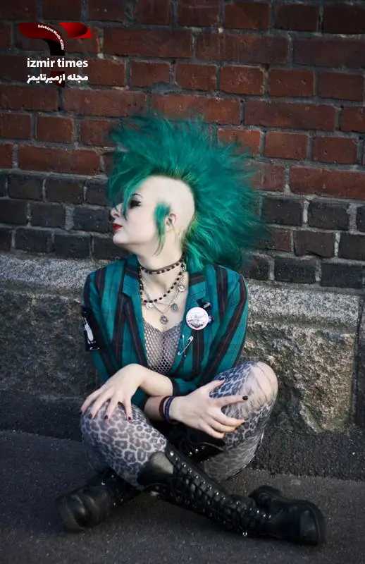 دختر با موهای سبز کت سبز راه راه زنانه استایل گوتیک